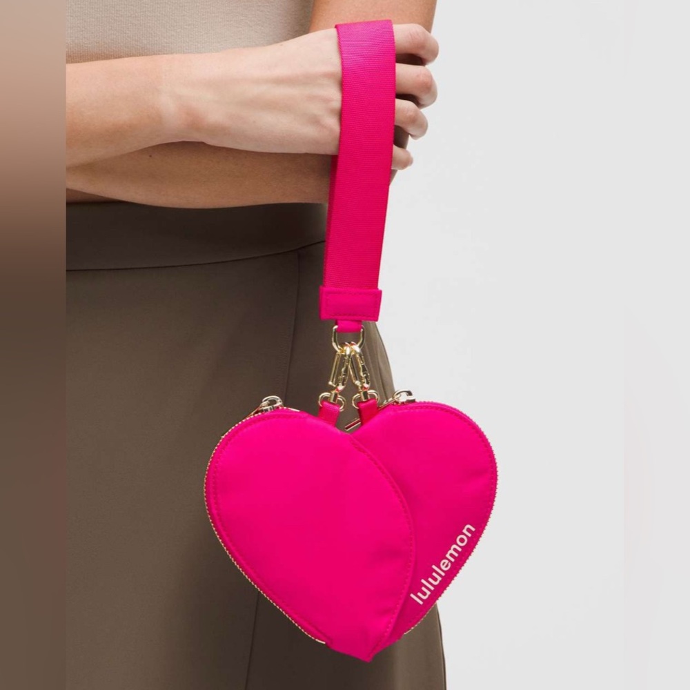 🆕 LULULEMON Dual Pouch Wristlet Heart Pink Passionate / Gold NWT - Picture 4 of 17